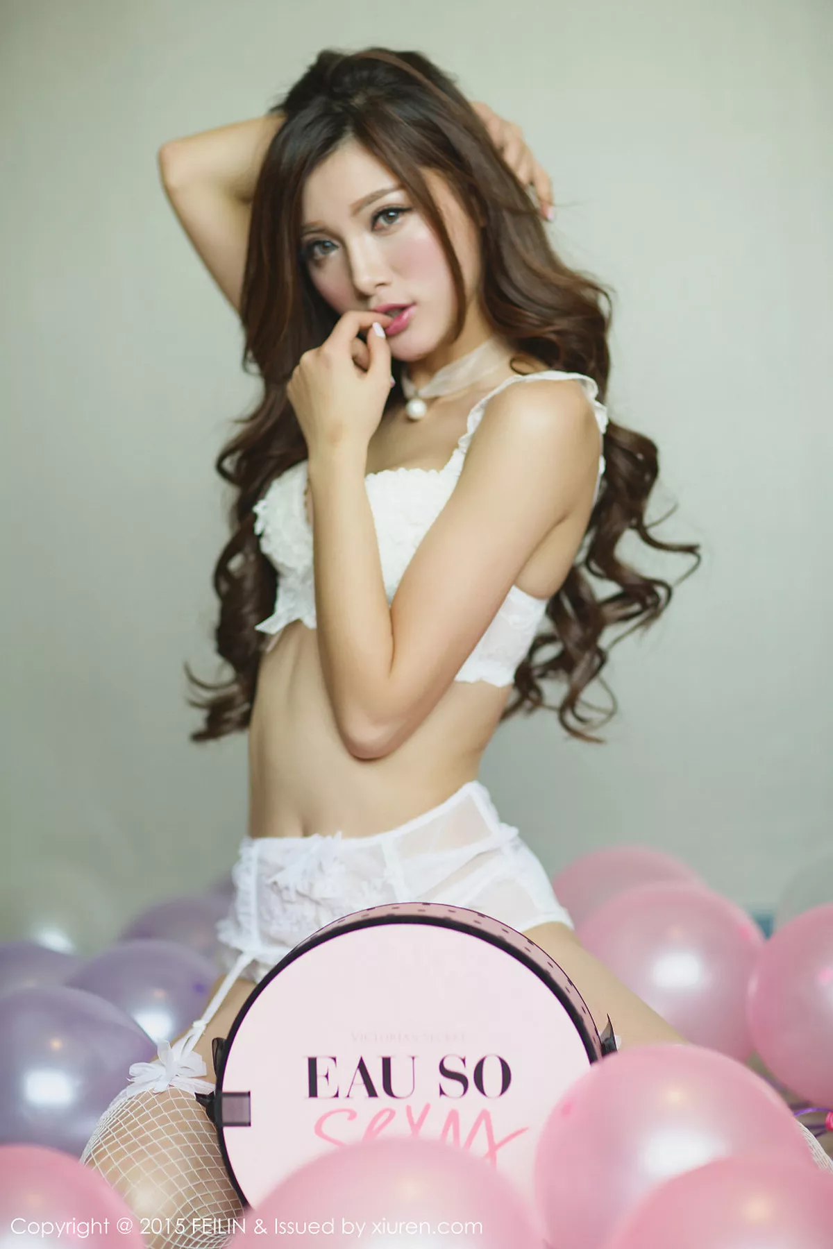 秀人集.com_[FeiLin嗲囡囡]Vol.001_嫩模奶茶-Emily白色内衣丰满美胸靓丽美颜写真50P