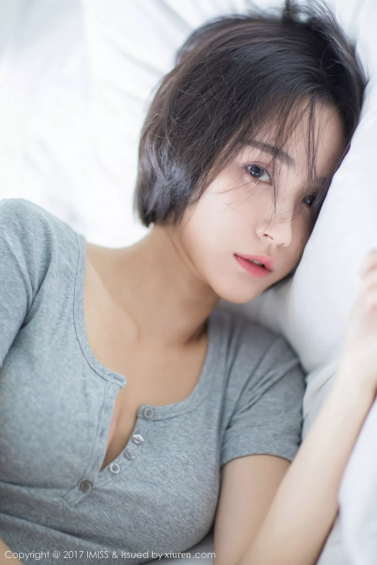 秀人集.com_[IMISS爱蜜社]Vol.178_模特Livia清爽蓝色衬衣+白色蕾丝腿袜秀完美身材性感写真49P