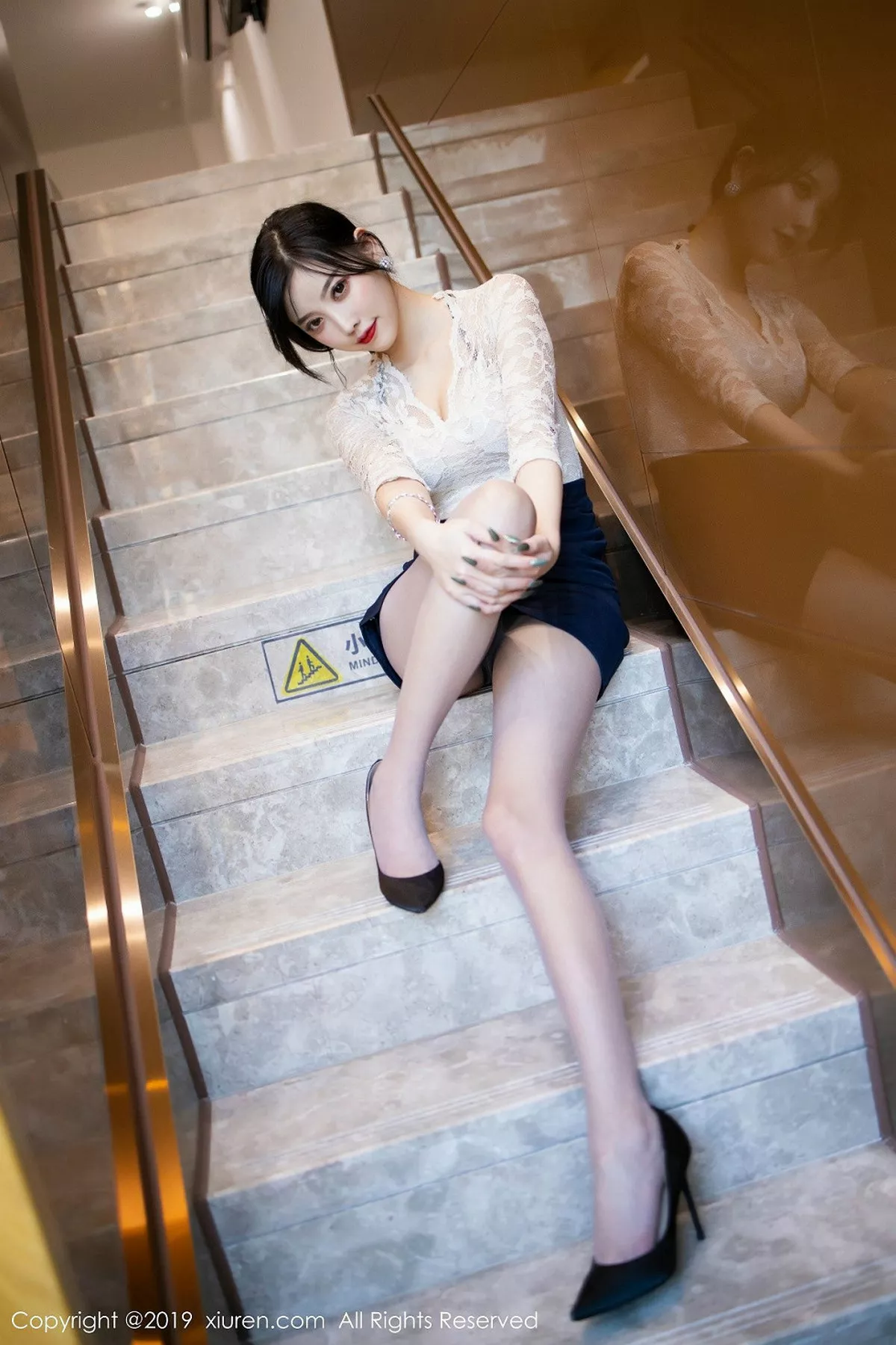 秀人集.com_[XiuRen秀人网]No.1717_女神杨晨晨sugar优雅吊裙配肉丝裤袜秀完美身材销魂诱惑写真70P