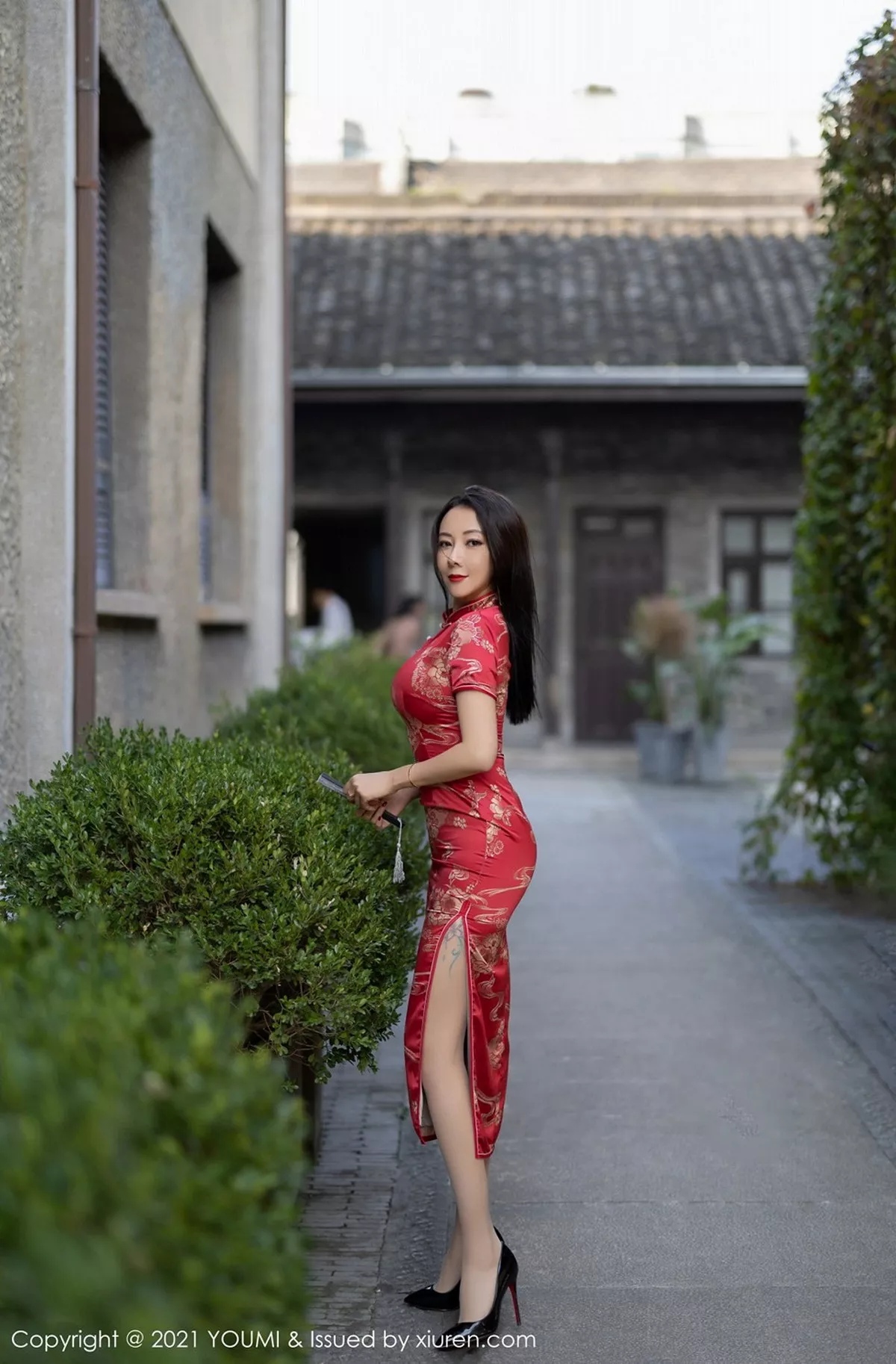 秀人集.com_[YouMi尤蜜荟]Vol.598_嫩模果儿Victoria杭州旅拍鲜艳古典旗袍半脱露豪乳诱惑写真45P