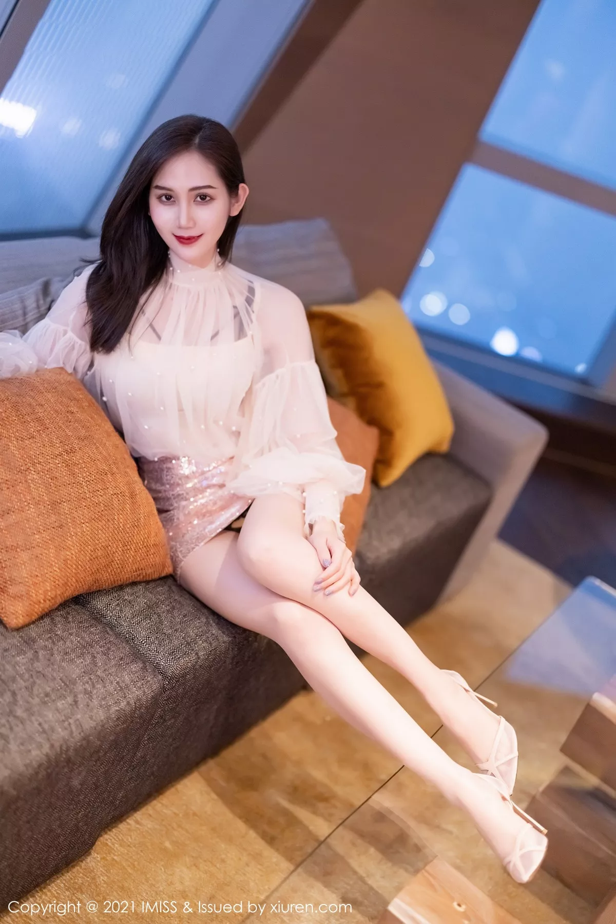 秀人集.com_[IMISS爱蜜社]Vol.567_气质女神SISY思私房床上半脱露性感内衣秀完美身材诱惑写真52P