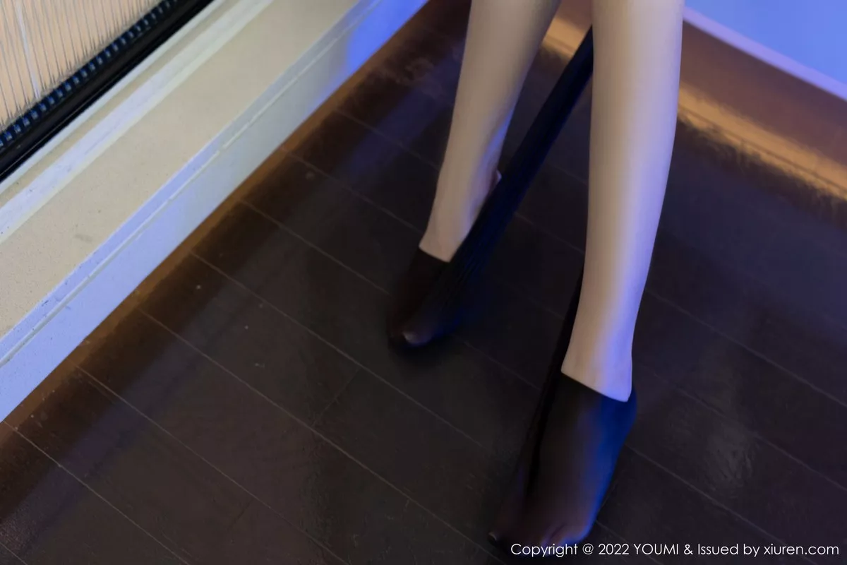 秀人集.com_[YouMi尤蜜荟]Vol.839_模特是小逗逗脱白色制服上衣露黑色蕾丝内衣超薄黑丝诱惑写真86P