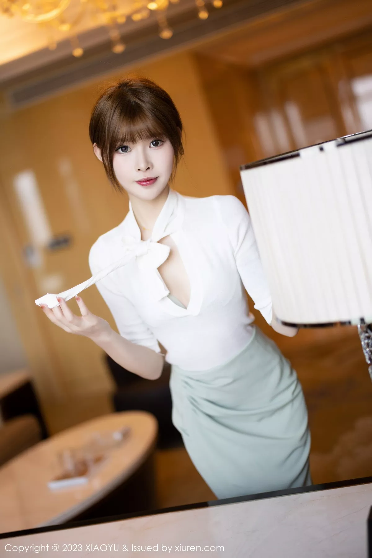 秀人集.com_[XiaoYu画语界]Vol.939_模特77qiqi白色上衣配蓝短裙半脱露浅色内衣配原色丝袜诱惑写真90P