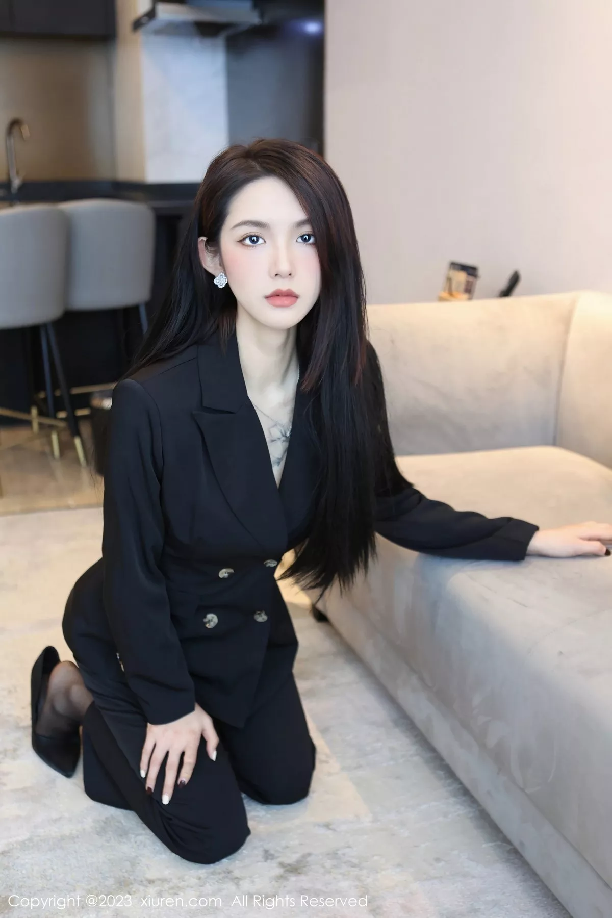 秀人集.com_[XiuRen秀人网]No.6576_模特乔一一脱深色服饰露性感灰色蕾丝内衣配超薄黑丝诱惑写真83P