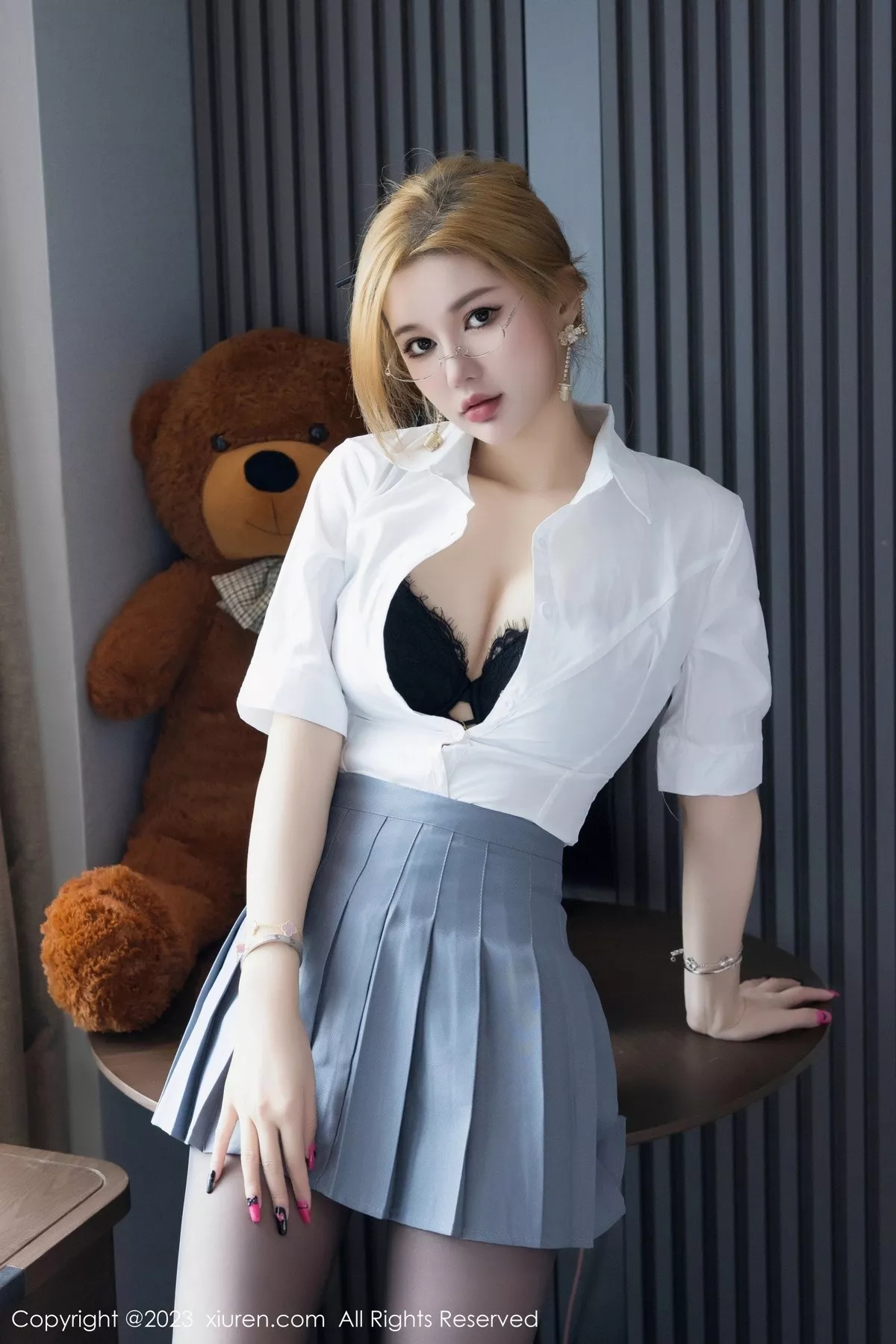 秀人集.com_[XiuRen秀人网]No.6836_模特杨可可coco性感白T配灰色短裙露黑色蕾丝内衣迷人诱惑写真91P