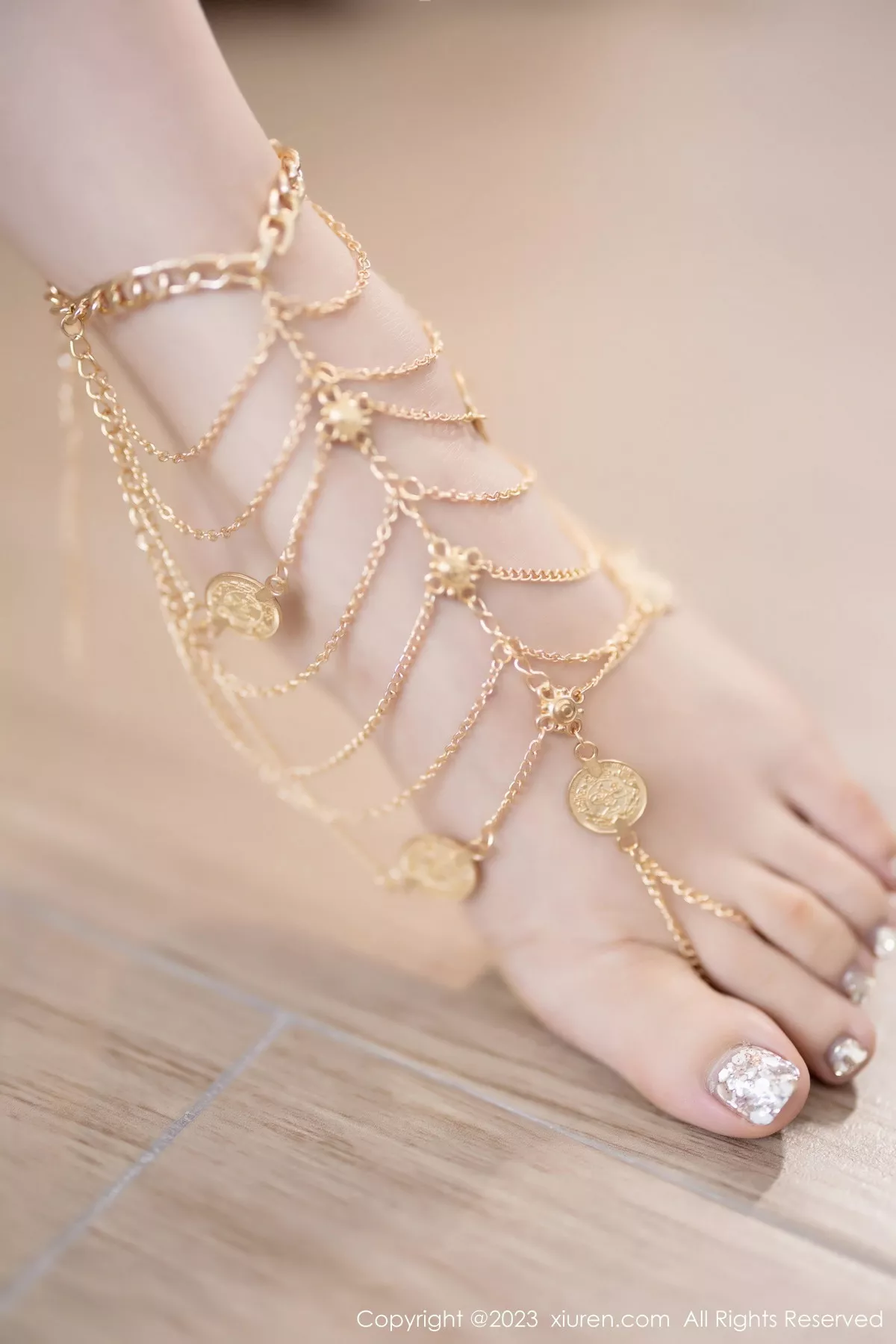 秀人集.com_[XiuRen秀人网]No.7222_女神徐莉芝Booty黑色吊带配超薄黑丝+金色情趣内衣惹火诱惑写真82P