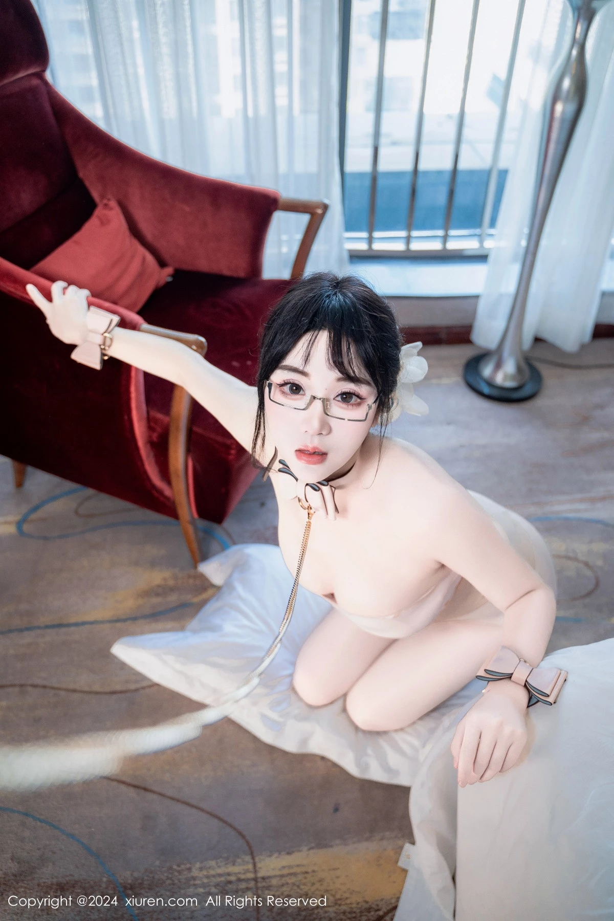 秀人集.com_[XiuRen秀人网]No.8717_模特汐汐爱吃草莓性感OL白色职业装半脱秀惹火身材极致诱惑写真86P