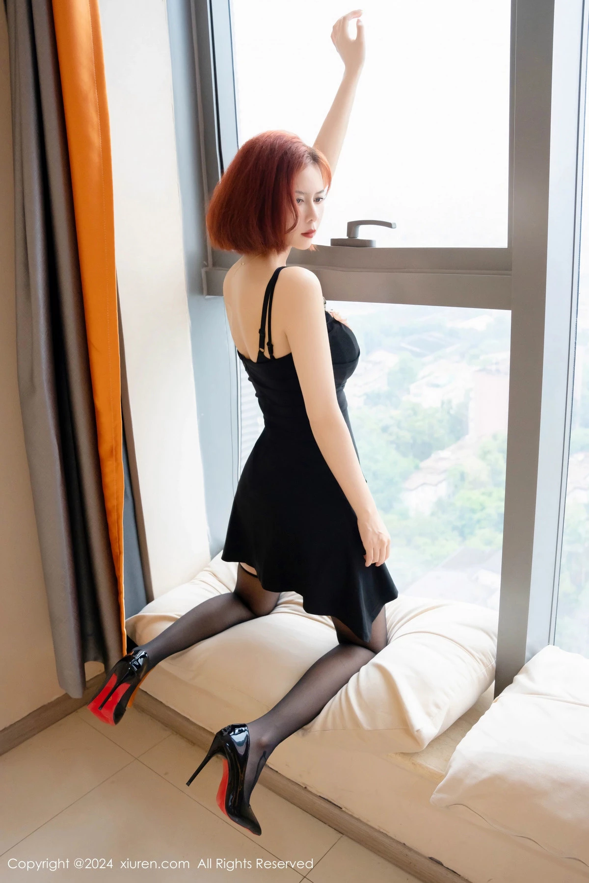 秀人集.com_[XiuRen秀人网]No.8827_模特白芷yy私房性感黑色吊带短裙配黑丝袜秀曼妙身姿诱惑写真81P