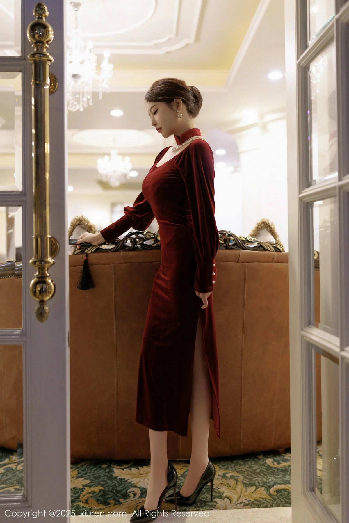 秀人集.com_[XiuRen秀人网]No.9831_女神杨晨晨Yome性感深色旗袍+红色蕾丝内衣秀丰腴身材诱惑写真90P