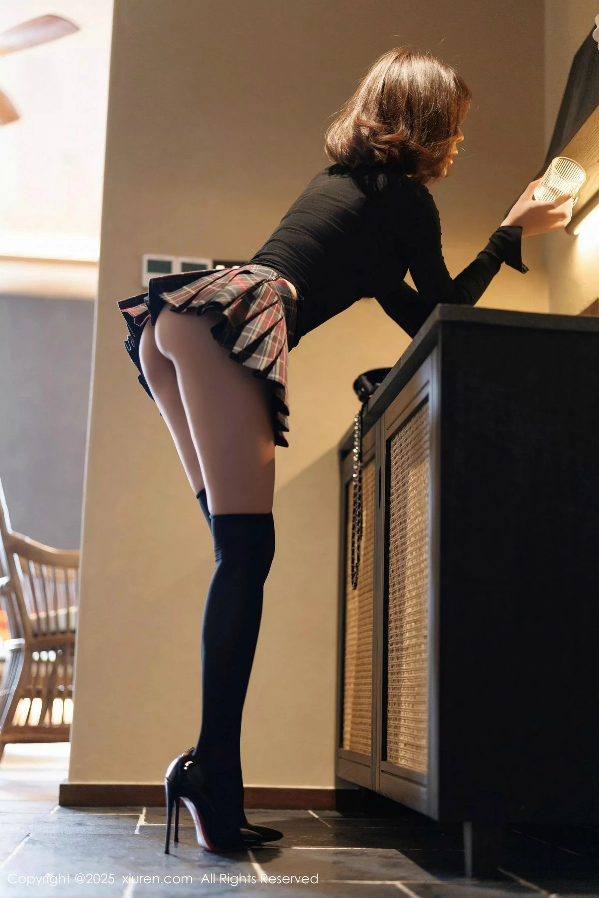 秀人集.com_[XiuRen秀人网]No.9944_女神徐莉芝Booty性感格子短裙露蓝色内衣配黑丝袜秀美腿诱惑写真85P