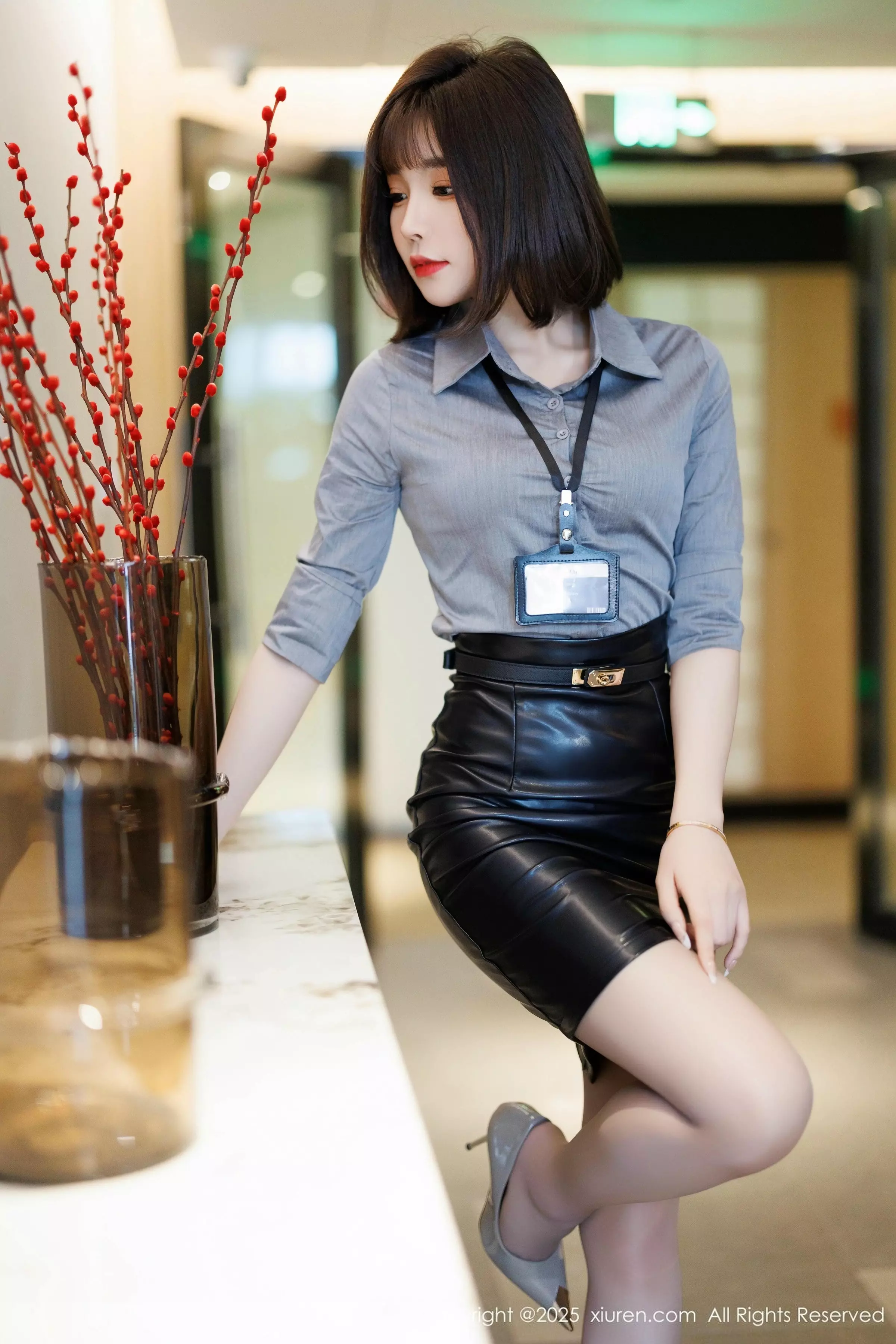 秀人集.com_[XiuRen秀人网]No.10080_女神徐莉芝Booty灰色衬衫配黑短裙露灰丝袜秀曼妙身姿诱惑写真81P