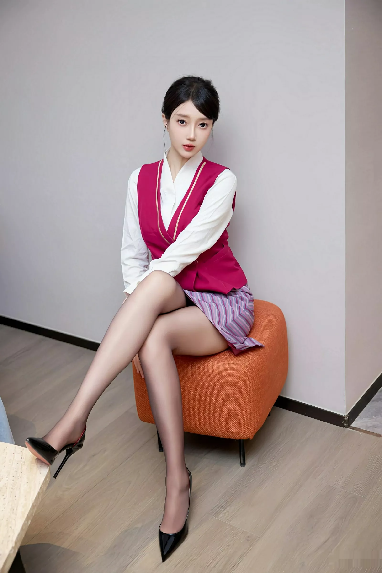 秀人集.com_[XiuRen秀人网]No.10620_模特玥儿玥er性感空姐制服配超薄黑丝秀曼妙身姿迷人诱惑写真70P