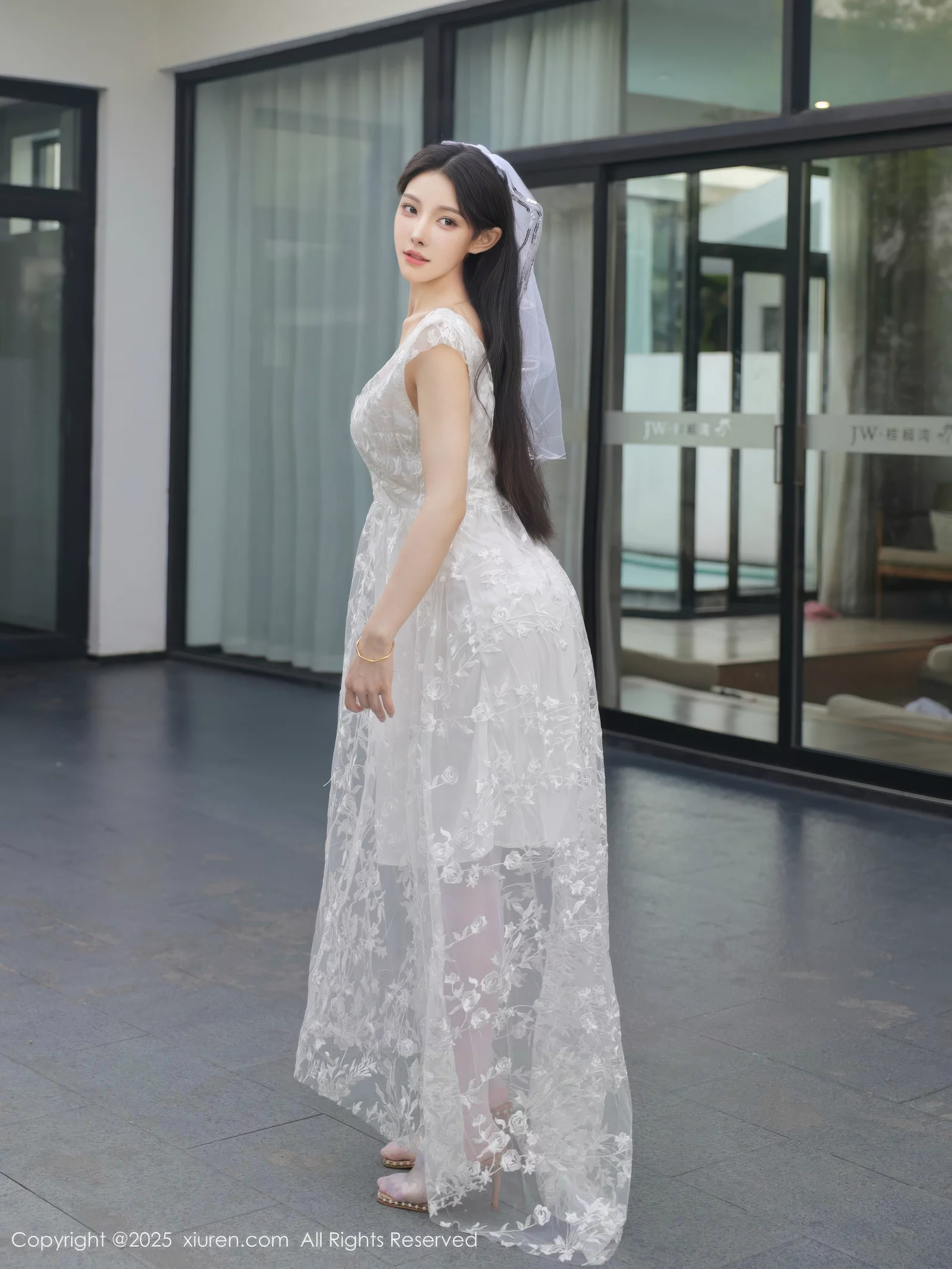 秀人集.com_[XiuRen秀人网]No.10661_模特梨霜儿性感低胸白色婚纱配白色丝袜秀丰腴身材完美诱惑写真82P