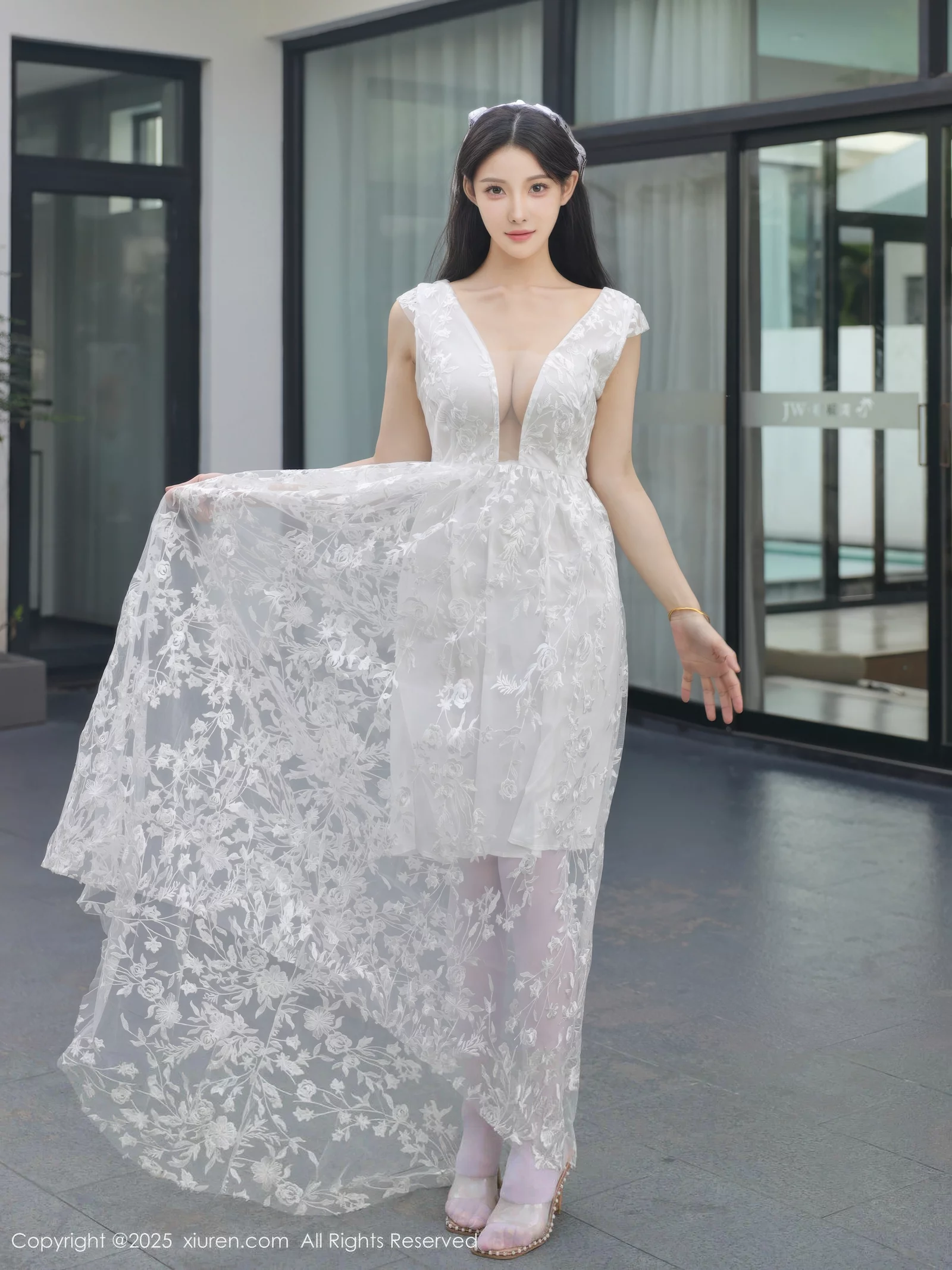 秀人集.com_[XiuRen秀人网]No.10661_模特梨霜儿性感低胸白色婚纱配白色丝袜秀丰腴身材完美诱惑写真82P