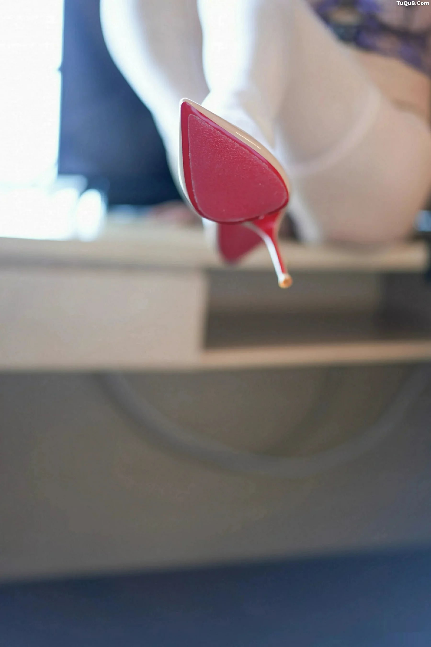 秀人集.com_[YouMi尤蜜荟]Vol.1169_模特凯竹Quinn黑色蕾丝波点短裙配白色丝袜秀丰腴身姿诱惑写真69P