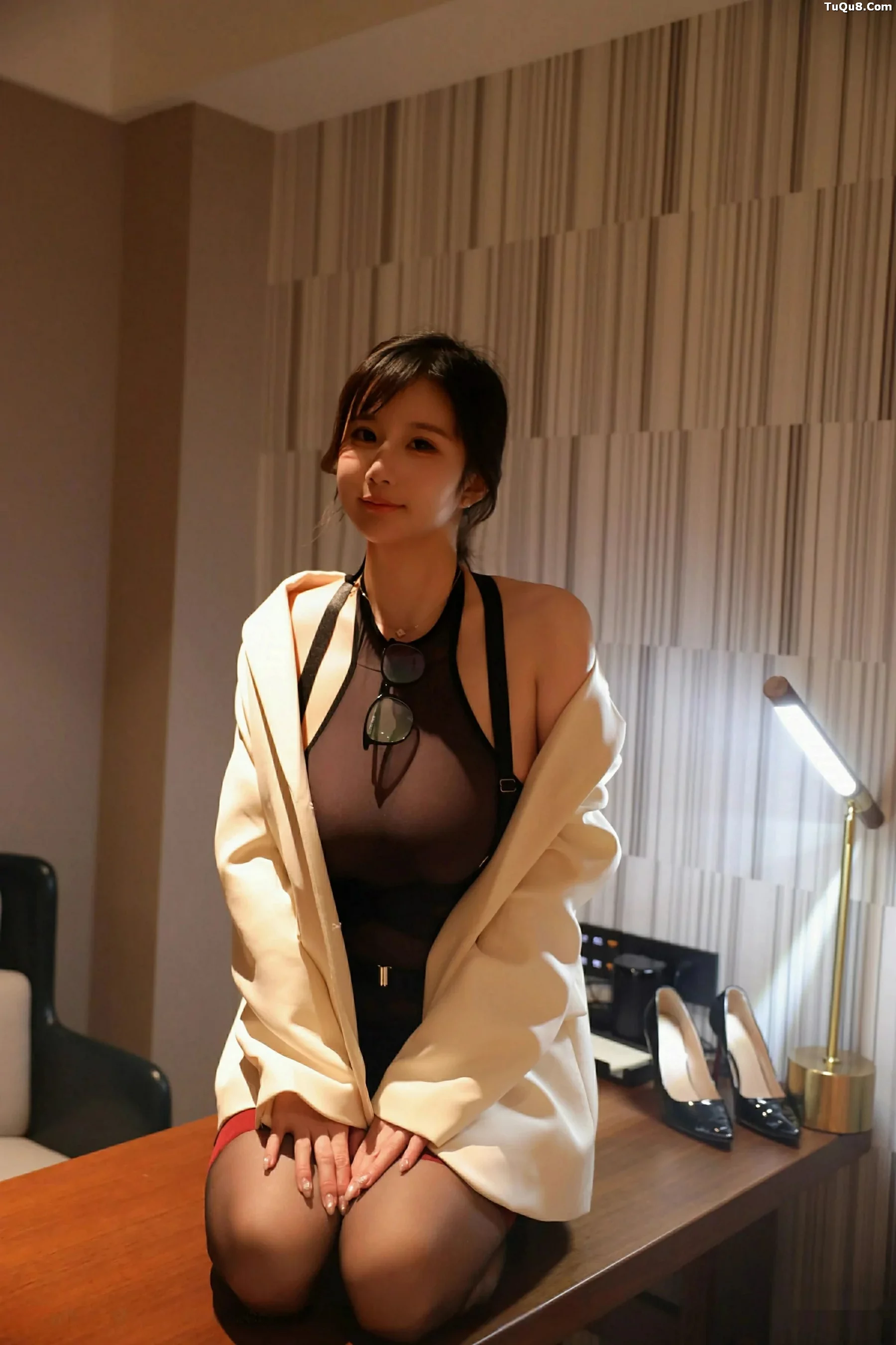 秀人集.com_[XiuRen秀人网]No.10805_模特小肉肉咪性感白色OL服饰配黑丝吊袜秀凹凸身材迷人诱惑写真72P