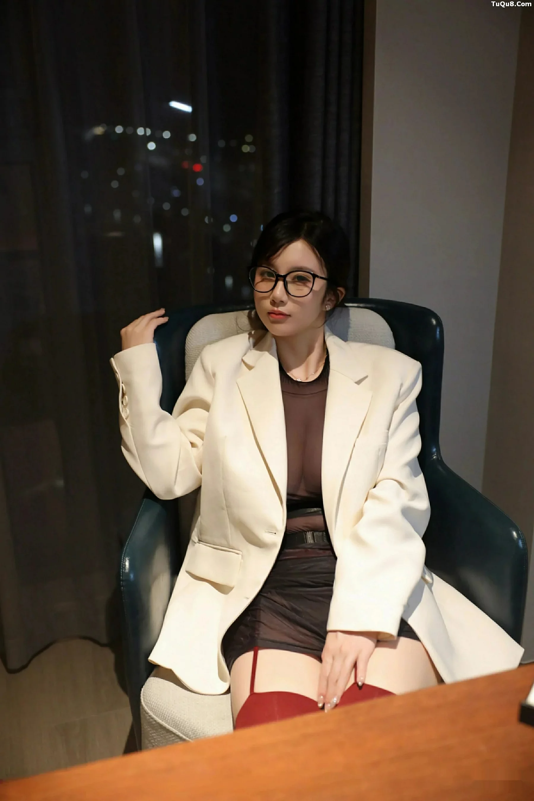 秀人集.com_[XiuRen秀人网]No.10805_模特小肉肉咪性感白色OL服饰配黑丝吊袜秀凹凸身材迷人诱惑写真72P