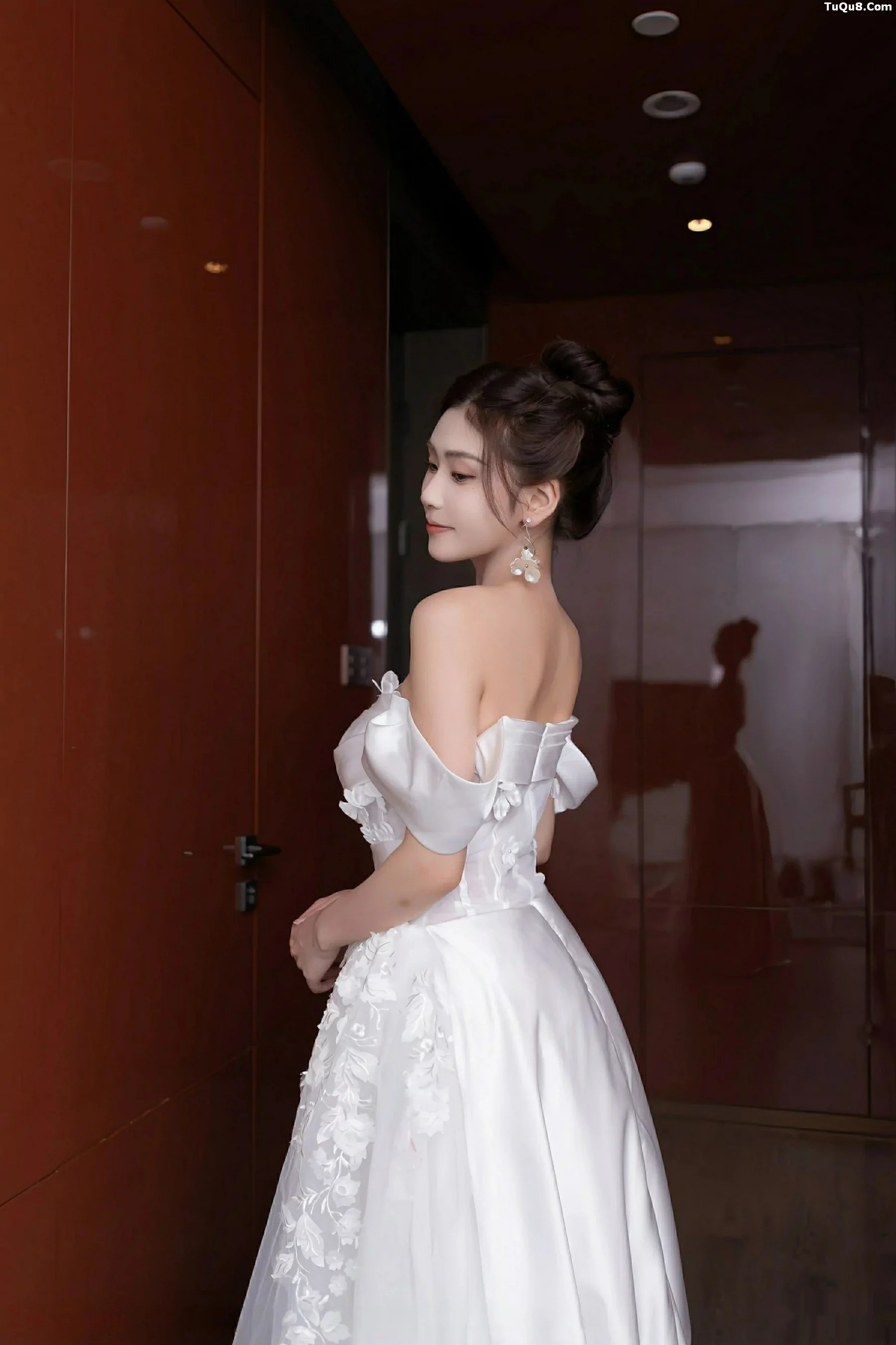 秀人集.com_[XiuRen秀人网]No.10814_模特刘婷婷性感白色婚纱露白色内衣配超薄肉丝秀美腿诱惑写真80P