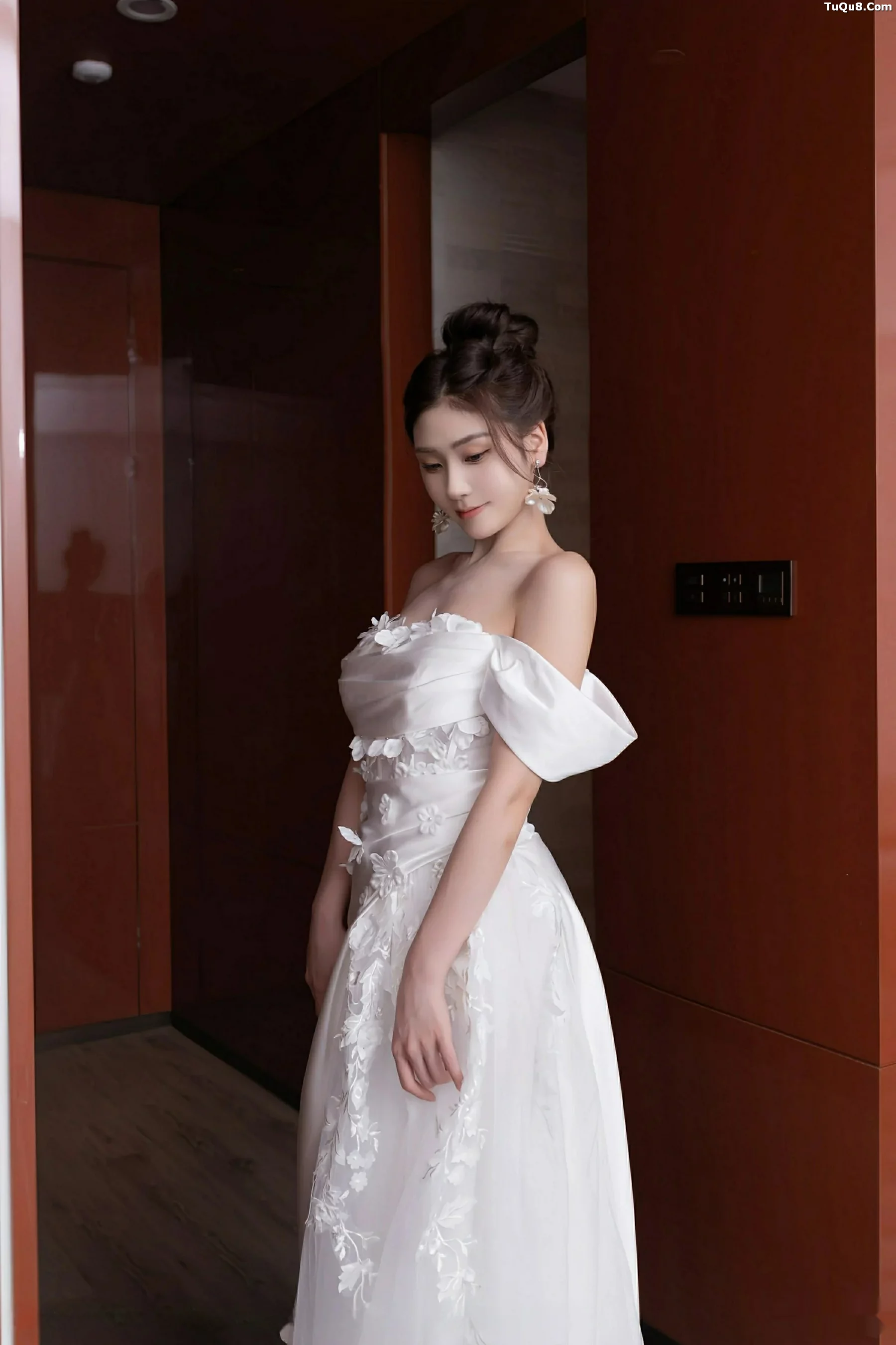 秀人集.com_[XiuRen秀人网]No.10814_模特刘婷婷性感白色婚纱露白色内衣配超薄肉丝秀美腿诱惑写真80P