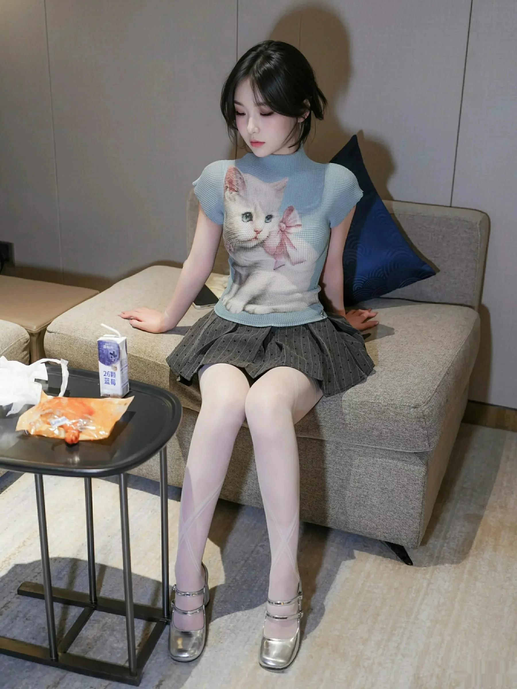 秀人集.com_[XiuRen秀人网]No.10830_模特汁汁性感JK服饰露灰色内衣配白色丝袜秀曼妙身材诱惑写真70P