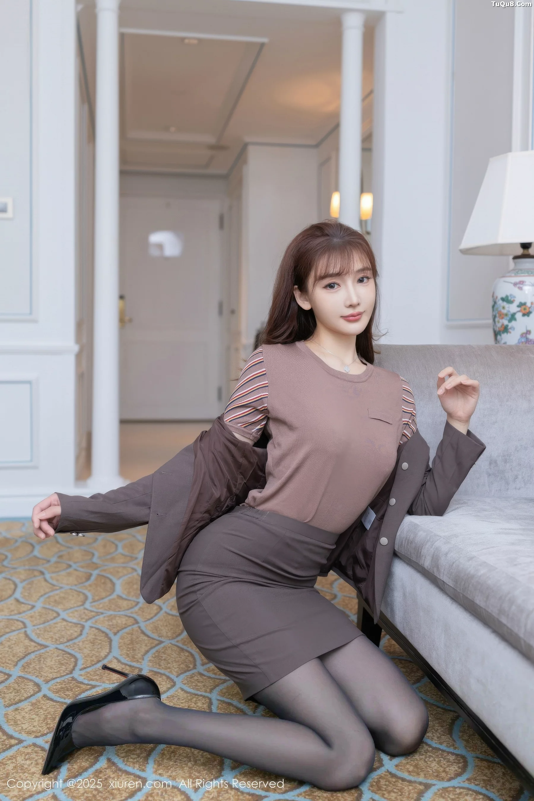 秀人集.com_[XiuRen秀人网]No.10850_模特陆萱萱性感深色OL套装露紫色蕾丝内衣秀完美身材诱惑写真78P