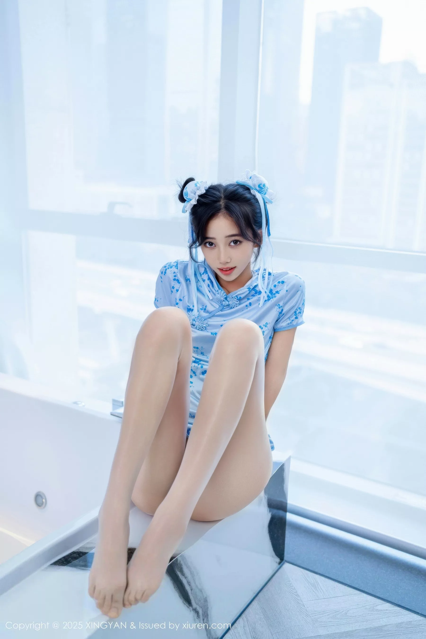 秀人集.com_[XINGYAN星颜社]VOL.414_模特时安安性感蓝色短旗袍配白色丝袜秀柔美身材撩人诱惑写真71P