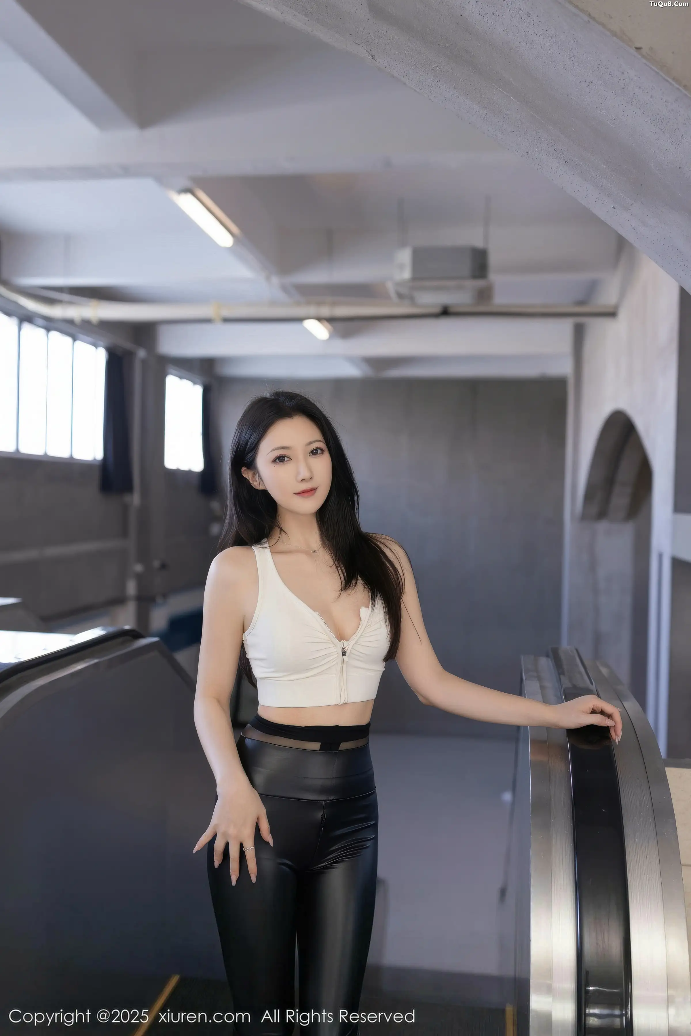 秀人集.com_[XiuRen秀人网]No.11021_模特鱼子酱Fish性感白色上衣配黑皮长裤秀曼妙身姿撩人诱惑写真75P